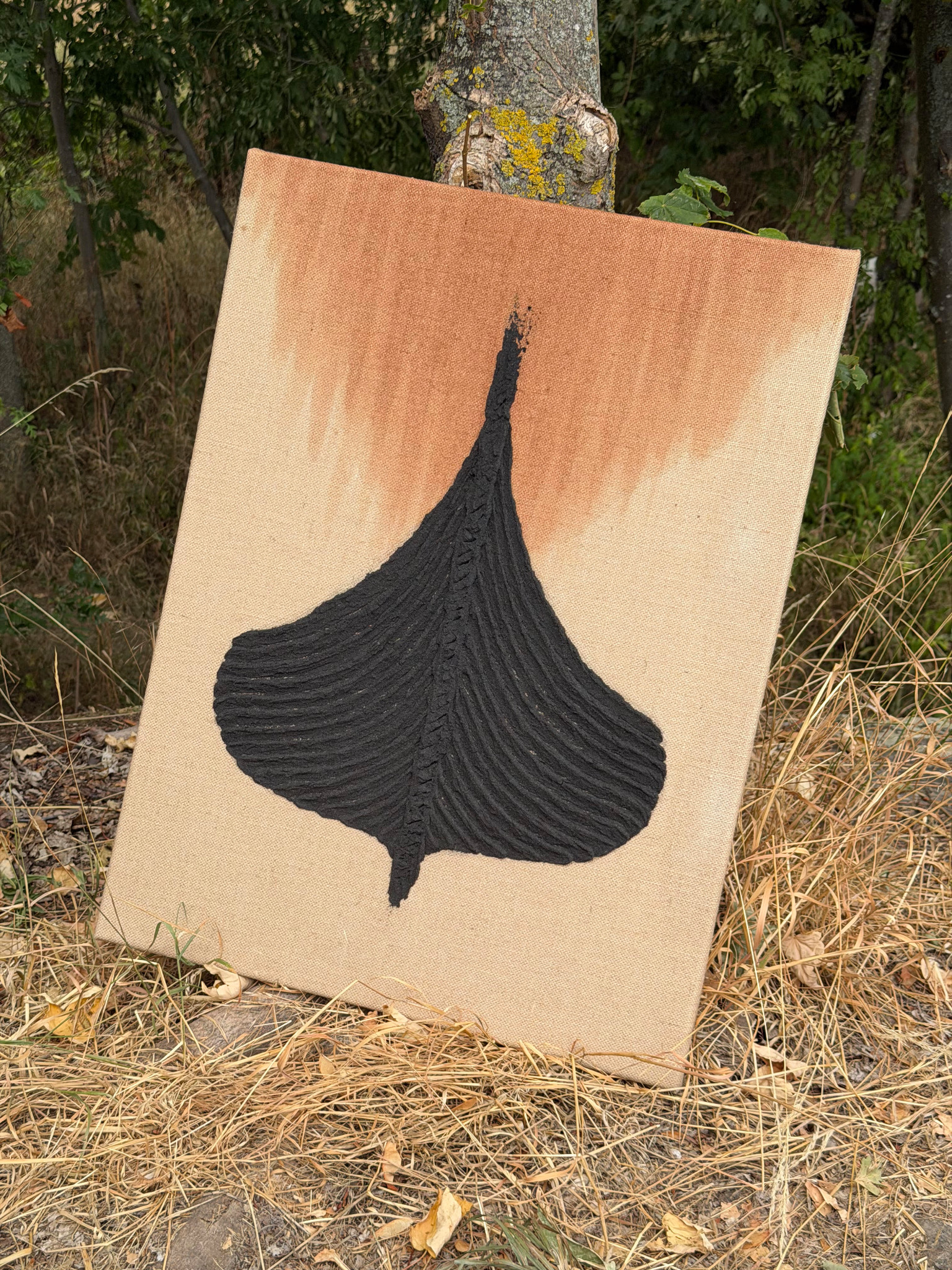 Originales schwarzes Reliefwerk in Schiffsform auf naturbelassener Leinwand im Wald